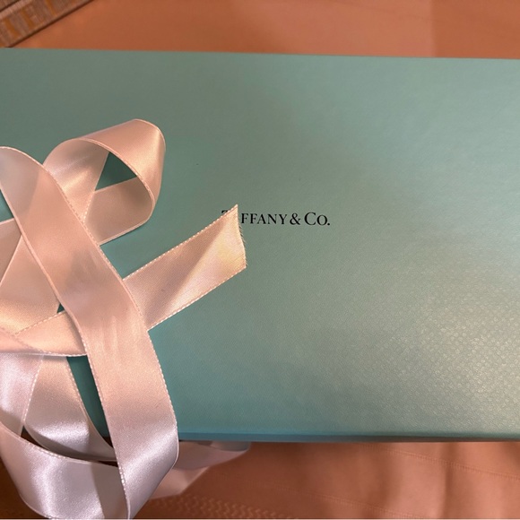 LANDMARK EXCLUSIVE TIFFANY AND CO BONE CHINA TOILE MUGS - Picture 2 of 6